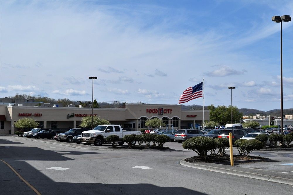 Manhattan Place Shopping Center: 1175 Oak Ridge Turnpike, Oak Ridge, TN 37830